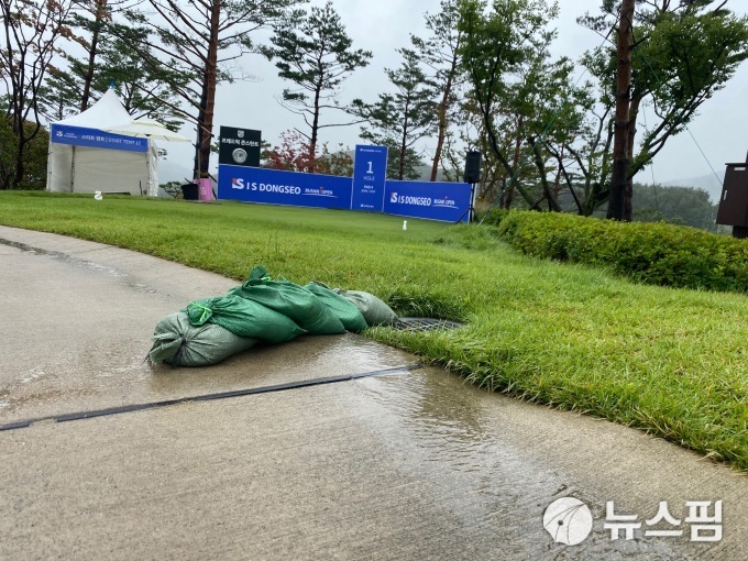 배수가 이제야 원할히 되고 있는 배수구. [사진= 뉴스핌 DB]