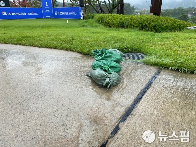 대회장 배수구에 물이  고여 있는 모습. [사진= 뉴스핌 DB]