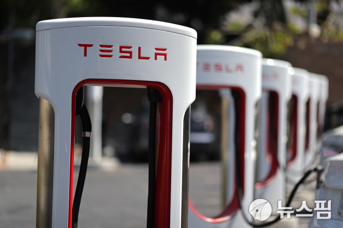 [로스앤젤레스 로이터=뉴스핌] 최원진 기자= 미국 캘리포니아주 로스앤젤레스(LA)에 있는 테슬라의 '수퍼 차저'(Super Charger) 급속 전기차 충전소. 테슬라 수퍼차저는 40분 만에 완충이 가능하다. 2020.07.09