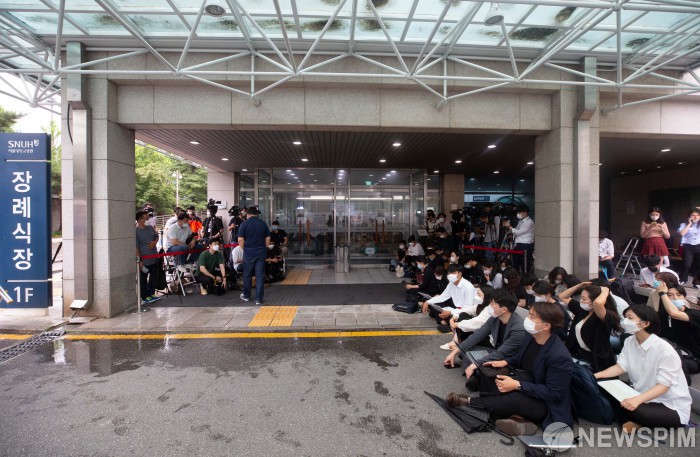 [서울=뉴스핌] 윤창빈 기자 = 10일 오전 서울 종로구 서울대학교 장례식장에 차려진 박원순 서울시장 빈소에 취재진이 대기하고 있다. 2020.07.10 pangbin@newspim.com