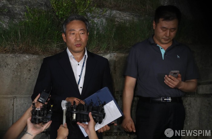 [서울=뉴스핌] 김학선 기자 = 최익수 서울지방경찰청 형사과장이 10일 새벽 서울 종로구 와룡공원 앞에서 박원순 서울시장 사망사건과 관련해 브리핑을 하고 있다. 2020.07.10 yooksa@newspim.com