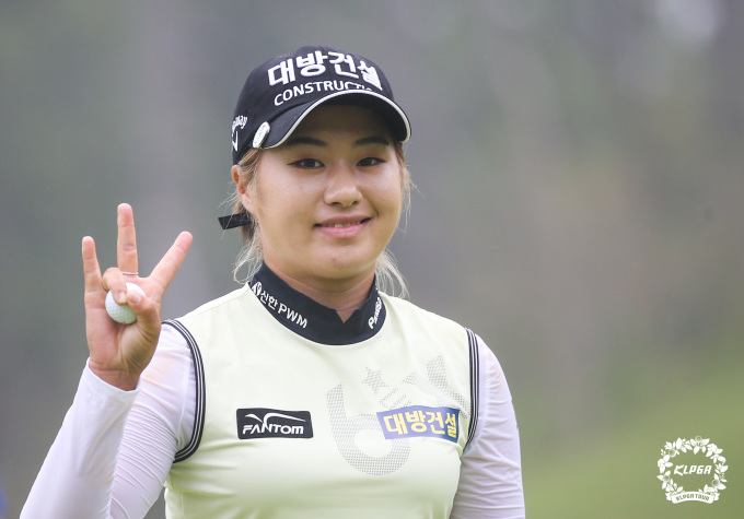 생애 첫 알바트로스의 행운을 맛본 이정은6는 공동5위에 포진했다. [사진= KLPGA]