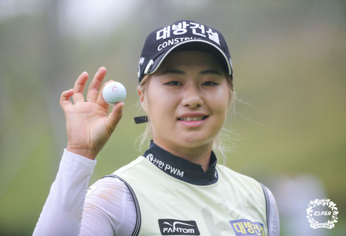 5번홀에서 알바트로스를 기록한 이정은6가  6번홀 홀아웃하며 인사하고 있다. [사진= KLPGA]