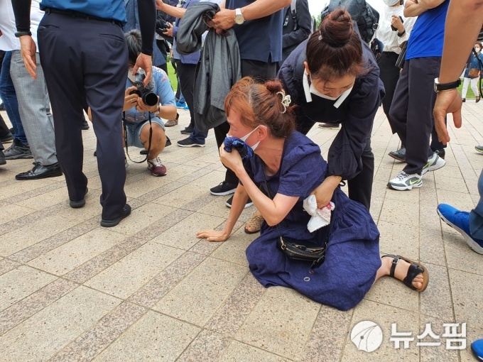 [서울=뉴스핌] 이학준 기자 = 서울 중구 서울광장에서 승강이를 벌이던 조문객이 앉아 오열하고 있다. 2020.07.11 hakjun@newspim.com