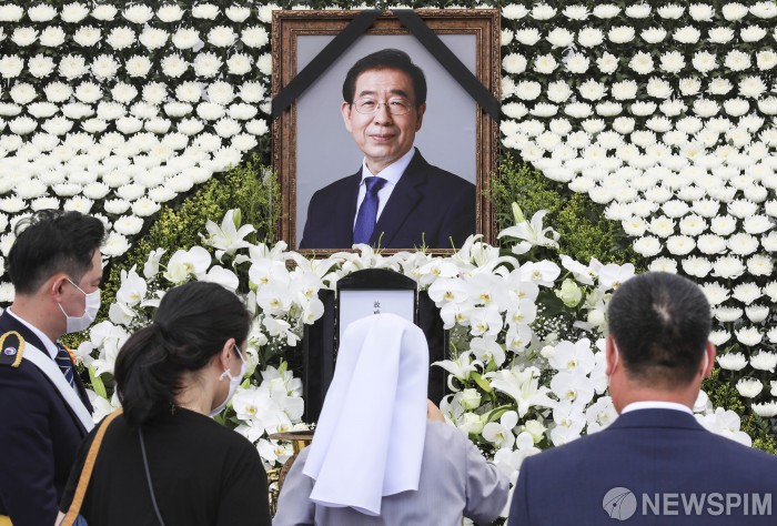 [서울=뉴스핌] 이한결 기자 = 11일 오전 서울 중구 서울시청 앞에 차려진 고(故) 박원순 서울특별시장 분향소에서 시민들이 조문하고 있다. 서울시는 박 시장을 추모할 수 있는 분향소를 11일부터 월요일인 13일까지 서울광장에 설치·운영한다고 밝혔다. 2020.07.11 alwaysame@newspim.com