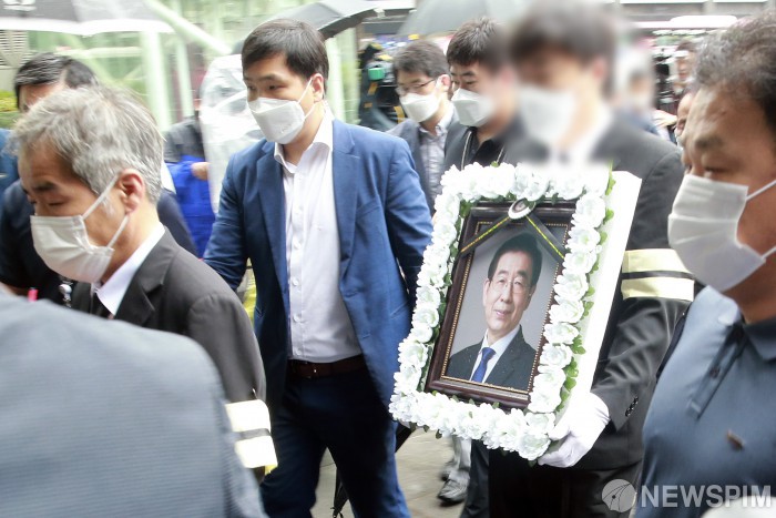 [서울=뉴스핌] 이형석 기자 = 고(故) 박원순 시장의 영정사진이 13일 오전 서울 중구 서울시청에서 열린 영결식에 들어서고 있다. 2020.07.13 leehs@newspim.com