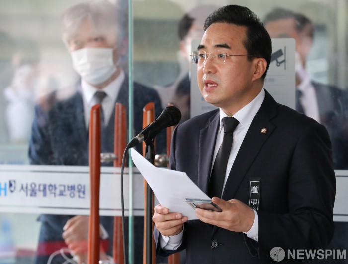 [서울=뉴스핌] 백인혁 기자 = 고(故) 박원순 서울특별시장 장례위원회 공동집행위원장인 박홍근 더불어민주당 의원이 12일 오후 서울 종로구 서울대학교병원 장례식장 입구에서 고(故) 박원순 서울시장 장례위원회 구성, 입관식, 13일 장례일정 등에 대해 설명하고 있다. 2020.07.12 dlsgur9757@newspim.com