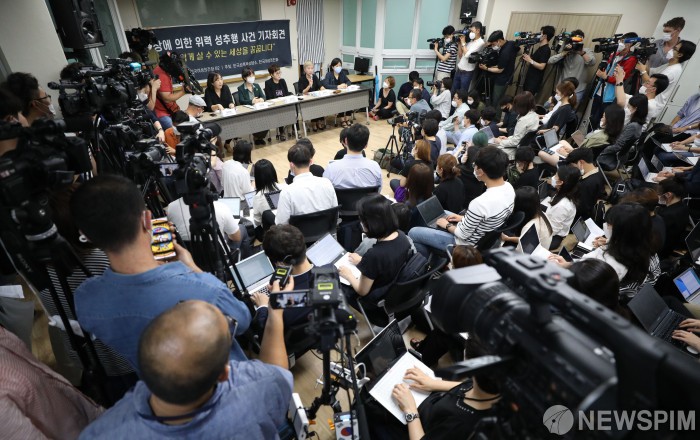[서울=뉴스핌] 백인혁 기자 = 김재련 법무법인 온-세상 대표 변호사(오른쪽 두번째)가 13일 오후 서울 은평구 한국여성의전화 교육관에서 열린 '서울시장에 의한 위력 성추행 사건 기자회견'에서 경과보고를 하고 있다. 2020.07.13 dlsgur9757@newspim.com