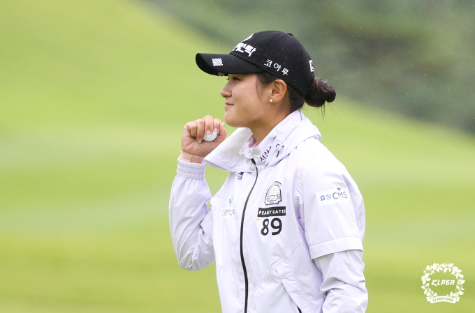 박현경이 버디 퍼트 성공으로 우승을 확정한후 주먹을 불끈 쥐며 기뻐하고 있다. [사진= KLPGA]