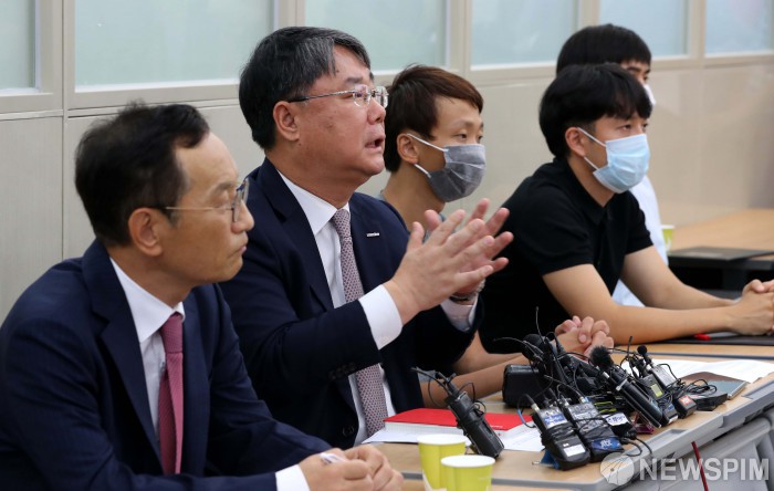 [서울=뉴스핌] 이한결 기자 = 최종구 이스타항공 대표가 29일 오후 서울 강서구 이스타항공 본사에서 열린 M&A 중요사항 발표 관련 긴급 기자회견에서 발언하고 있다. 한편 이스타항공의 창업주인 이상직 더불어민주당 의원이 이스타홀딩스를 통해 보유하고 있는 가족들의 이스타항공 지분 모두를 회사 측에 헌납하겠다고 밝혔다. 2020.06.29 alwaysame@newspim.com