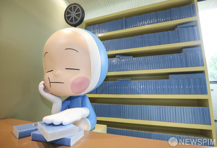 [서울=뉴스핌] 이한결 기자 = 14일 오후 서울 종로구 그라운드시소 서촌에서 '유미의 세포들' 특별전이 전시되고 있다. 오는 15일부터 2021년 3월 14일까지 8개월간 전시되는 이번 특별전은 그림, 영상, 음악, 키네틱 인스톨레이션(움직이는 대형 조형물), 인터랙티브 프로그램 등 다양한 콘텐츠로 웹툰 속 유미의 세계를 완벽히 재현한다. 2020.07.14 alwaysame@newspim.com