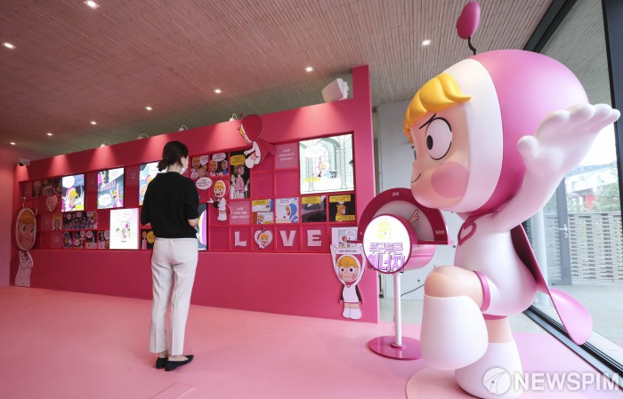 [서울=뉴스핌] 이한결 기자 = 14일 오후 서울 종로구 그라운드시소 서촌에서 '유미의 세포들' 특별전이 전시되고 있다. 오는 15일부터 2021년 3월 14일까지 8개월간 전시되는 이번 특별전은 그림, 영상, 음악, 키네틱 인스톨레이션(움직이는 대형 조형물), 인터랙티브 프로그램 등 다양한 콘텐츠로 웹툰 속 유미의 세계를 완벽히 재현한다. 2020.07.14 alwaysame@newspim.com