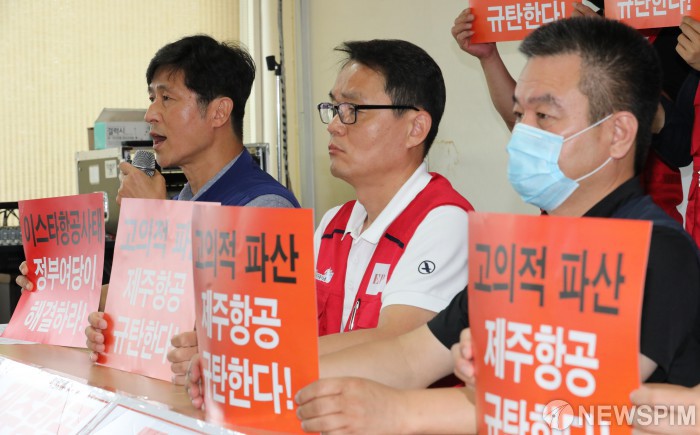 [서울=뉴스핌] 백인혁 기자 = 양동규 민주노총 부위원장(왼쪽)이 14일 오전 서울 중구 전국민주노동조합총연맹 대회의실에서 열린 이스타항공사태 해결을 위한 공개제안 기자회견에서 발언하고 있다. 2020.07.14 dlsgur9757@newspim.com