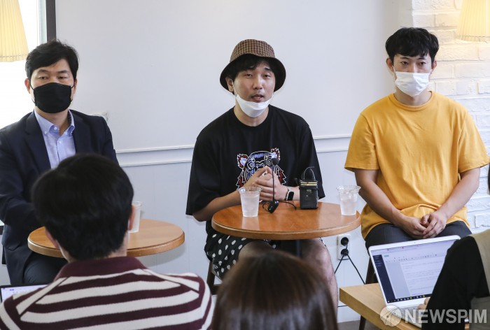 [서울=뉴스핌] 이한결 기자 = 이동건 '유미의 세포들' 작가(가운데)가 14일 오후 서울 종로구 그라운드시소 서촌에서 열린 특별전을 앞두고 간담회에서 소개하고 있다. 오는 15일부터 2021년 3월 14일까지 8개월간 전시되는 이번 특별전은 그림, 영상, 음악, 키네틱 인스톨레이션(움직이는 대형 조형물), 인터랙티브 프로그램 등 다양한 콘텐츠로 웹툰 속 유미의 세계를 완벽히 재현한다. 2020.07.14 alwaysame@newspim.com