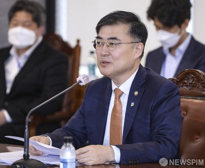 [서울=뉴스핌] 이한결 기자 = 손병두 금융위원회 부위원장이 2일 오전 서울 중구 은행회관에서 열린 '제6차 경제중대본 금융리스크 대응반 회의'를 주재하고 있다. 이번 회의에서는 5월 회사채 및 단기자금시장 동향 분석 등을 논의한다. 2020.06.02 alwaysame@newspim.com