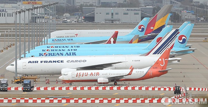 [영종도=뉴스핌] 정일구 기자 = 22일 오후 인천국제공항 주기장에 신종 코로나바이러스 감염증(코로나19) 여파로 여객기들이 멈춰 서있다. 2020.04.22 mironj19@newspim.com