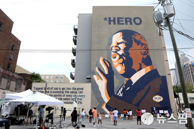 [애틀랜타 로이터=뉴스핌] 이홍규 기자 = 미국 조지아 주 애틀랜타 시에 임시로 마련된 고(故) 존 루이스 민주당 하원의원 추모 현장. 루이스 의원은 미국 흑인 인권운동의 선구자로 불린다. 2020.07.18 bernard0202@newspim.com