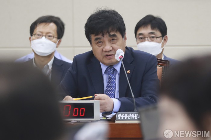 [서울=뉴스핌] 이형석 기자 = 한상혁 방송통신위원장 후보자가 20일 오후 서울 여의도 국회 과학기술정보방송통신위원회에서 열린 인사청문회에서 질의에 답하고 있다. 2020.07.20 leehs@newspim.com