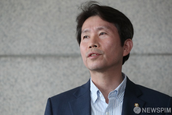 [서울=뉴스핌] 김학선 기자 = 이인영 통일부 장관 내정자가 지난 3일 국회 의원회관에서 입장을 밝히고 있다. 2020.07.03 yooksa@newspim.com