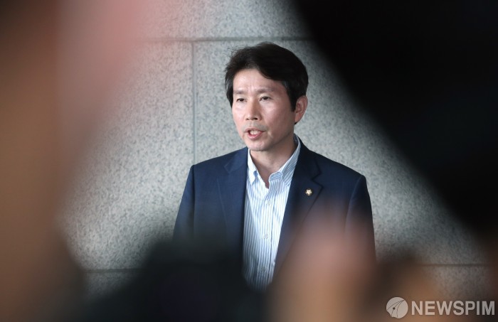 [서울=뉴스핌] 김학선 기자 = 이인영 통일부 장관 내정자가 지난 3일 국회 의원회관에서 입장을 밝히고 있다. 2020.07.03 yooksa@newspim.com