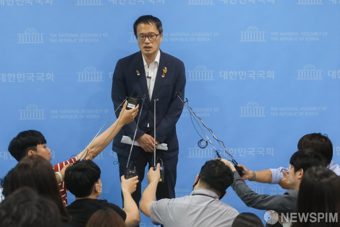 [서울=뉴스핌] 최상수 기자 = 박주민 더불어민주당 의원이 21일 오후 서울 여의도 국회 소통관에서 열린 당 대표 경선 출마 선언 기자회견을 마친 뒤 취재진의 질문에 답변하고 있다. 2020.07.21 kilroy023@newspim.com