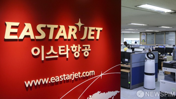 [서울=뉴스핌] 이한결 기자 = 29일 오후 서울 강서구 이스타항공 본사에서 M&A 중요사항 발표 관련 긴급 기자회견이 열리고 있는 가운데 사무실이 비어있다. 한편 이스타항공의 창업주인 이상직 더불어민주당 의원이 이스타홀딩스를 통해 보유하고 있는 가족들의 이스타항공 지분 모두를 회사 측에 헌납하겠다고 밝혔다. 2020.06.29 alwaysame@newspim.com