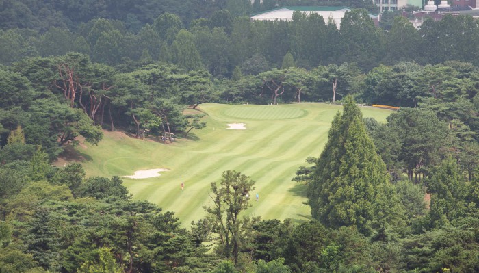 [서울=뉴스핌] 윤창빈 기자 = 문재인 대통령이 '그린벨트(개발제한구역) 보존' 방침을 확정한 가운데 지난 16일 정부와 여당이 주택공급 대책 일환으로 국방부 소유의 태릉골프장 부지 일대를 활용하는 방안을 검토 중이라고 알려졌다. 사진은 21일 오전 서울 노원구 태릉골프장. 2020.07.21 pangbin@newspim.com
