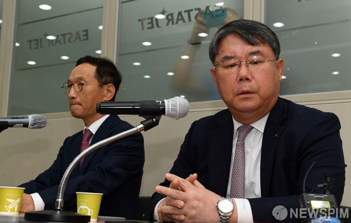 [서울=뉴스핌] 이한결 기자 = 최종구 이스타항공 대표(오른쪽)가 29일 오후 서울 강서구 이스타항공 본사에서 M&A 중요사항 발표 관련 긴급 기자회견을 열고 제주항공이 인수작업을 서둘러 줄 것을 요청하고 있다. 한편 이스타항공의 창업주인 이상직 더불어민주당 의원이 이스타홀딩스를 통해 보유하고 있는 가족들의 이스타항공 지분 모두를 회사 측에 헌납하겠다고 밝혔다. 2020.06.29 alwaysame@newspim.com