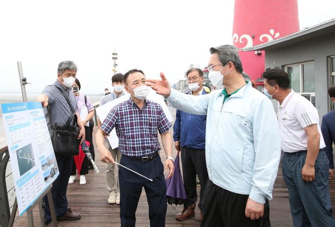 [수원=뉴스핌] 이지은 기자 = 김희겸 경기도 행정1부지사가 시흥시 오이도항에서 깨끗한 경기바다 만들기 간담회를 진행하고 있다. [사진=경기도] 2020.07.27 zeunby@newspim.com