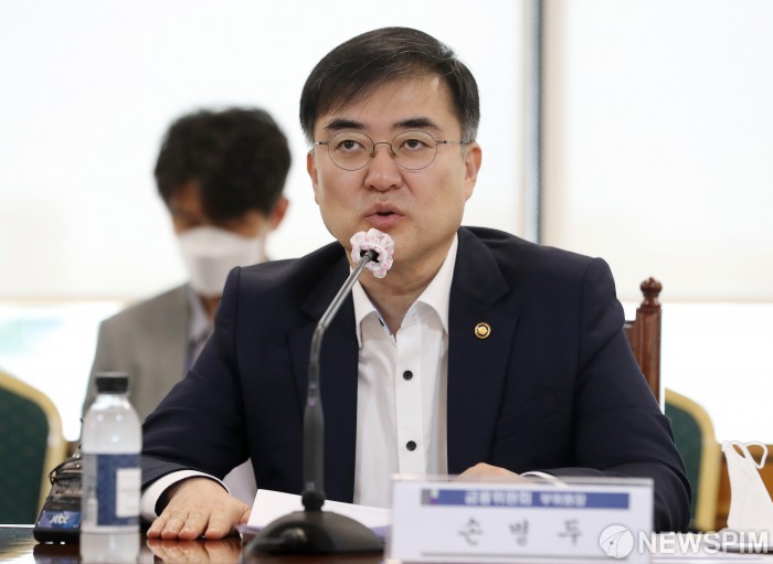 [서울=뉴스핌] 정일구 기자 = 손병두 금융위원회 부위원장이 28일 오전 서울 중구 은행회관에서 열린 제14차 경제중대본 금융리스크 대응반 회의에서 모두발언을 하고 있다. 2020.07.28 mironj19@newspim.com