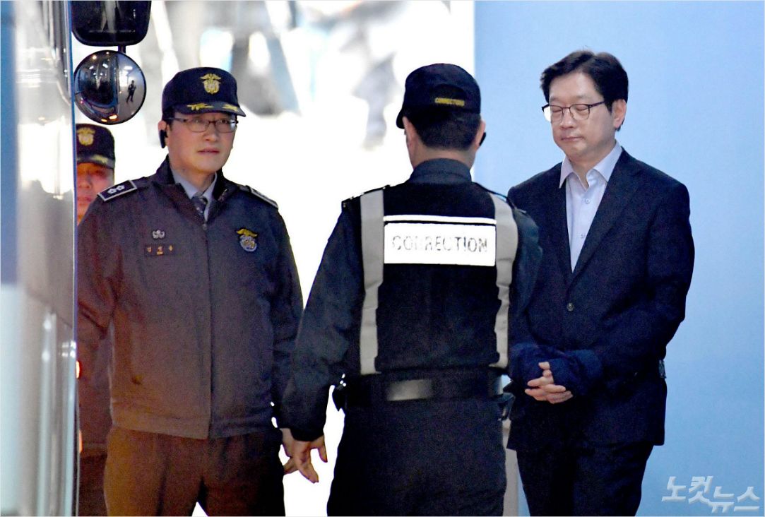 '드루킹' 일당과 공모해 댓글 조작을 벌인 혐의로 1심에서 징역 2년을 선고받은 김경수 경남도지사가 30일 오후 서울중앙지법에서 호송차로 향하고 있다. (사진=박종민기자)