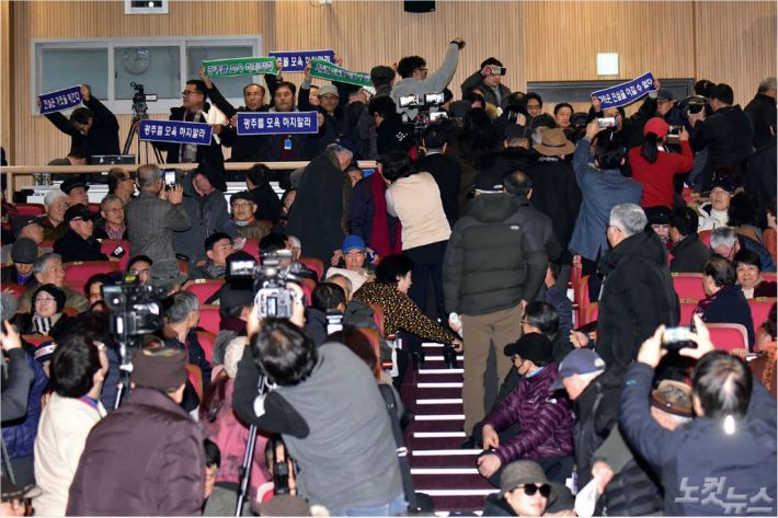 8일 오후 국회 의원회관에서 자유한국당 김진태, 이종명 의원과 보수단체가 주최한 '5.18 진상규명 대국민공청회'에 발표자로 북한군 개입설을 주장하는 지만원씨가 참석하는 가운데 5월 단체 회원들이 '진실을 왜곡말라, 진실은 거짓을 이긴다' 등의 손 현수막을 들고 항의하고 있다. (사진=윤창원 기자)