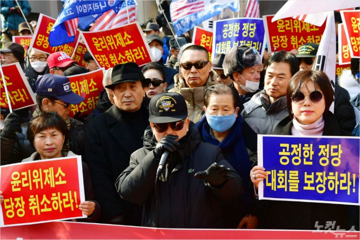 5.18 공청회 파문으로 자유한국당 지도부가 김진태-이종명-김순례 의원을 당 윤리위에 제소한 가운데 13일 오전 자유한국당 윤리위가 열리는 것으로 알려진 여의도 기계회관 앞에서 극우 성향의 지만원이 보수단체회원들과 항의집회를 하고 있다. 사진=윤창원 기자