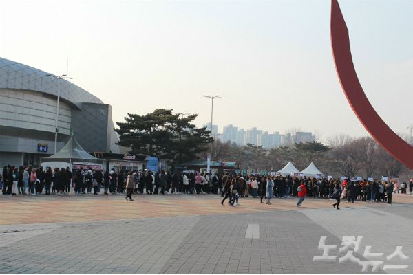 승리 콘서트가 열리는 16일 서울 방이동 SK올림픽핸드볼경기장 앞에 긴 줄이 늘어서 있다. (사진=김현식 기자)