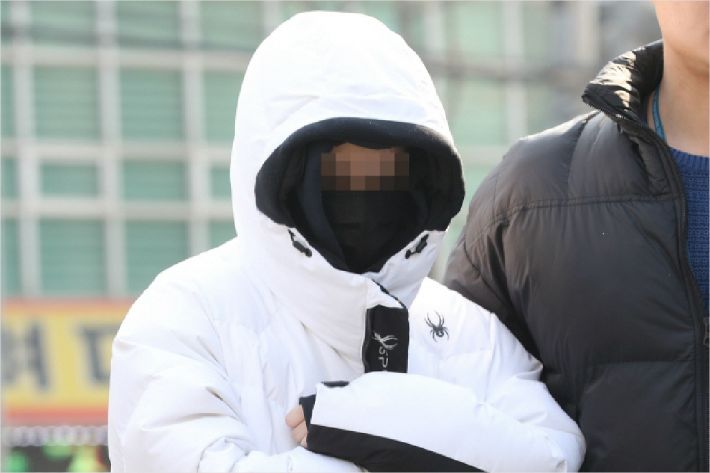 버닝썬 마약공급 의혹’을 받고있는 중국인 여성 ‘애나’가 지난 16일 오전 서울 동대문구 서울지방경찰청마약수사대 조사실로 향하고 있다. (사진=연합뉴스)