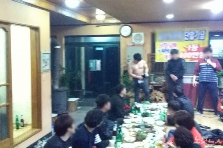 회식자리에서 대표의 지시에 따라 상의를 탈의한 전 직원 B씨. B씨 등 당시 자리에 있었던 직원 일부는 '사장의 지시로 B씨가 옷을 벗고, 외설적인 춤을 춰야 했다'고 입을 모았다.(사진=독자 제공)