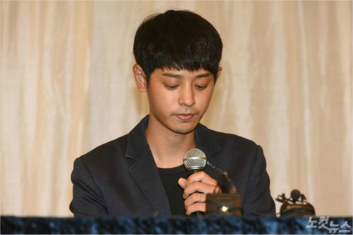 가수 정준영이 2016년 9월 25일 강남 앰버서더 노보텔에서 자신의 입장과 관련 기자회견을 하고 있다. 윤창원기자