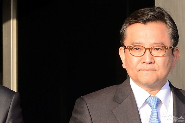 성 접대 의혹 사건에 연루된 김학의 신임 법무부 차관이 사직을 뜻을 밝힌 가운데 2013년 3월 21일 오후 김 차관이 정부과천청사 법무부를 나서고 있다. 윤성호기자