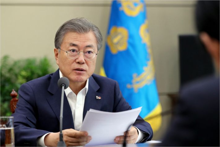 문재인 대통령이 18일 오후 청와대에서 박상기 법무부 장관과 김부겸 행정안전부 장관으로부터 '김학의·버닝썬·장자연 사건' 보고를 받고 지시 사항을 전달하고 있다. (사진=연합뉴스)