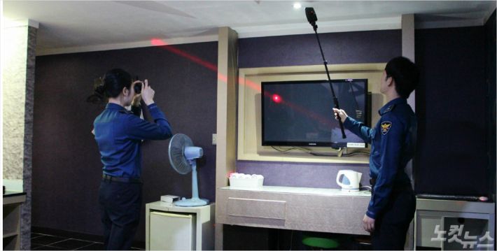 부산경찰청은 다음 달 12일까지 시내 숙박업소 2천여 곳을 대상으로 '불법촬영 카메라' 특별 점검을 한다고 25일 밝혔다.(사진=부산경찰청 제공)