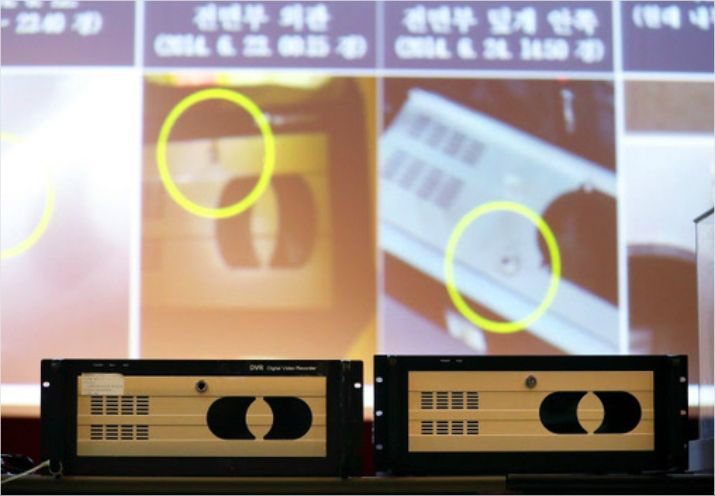 28일 서울 포스트타워에서 열린 ''세월호 CCTV DVR(디지털영상저장장치) 관련 조사내용 중간발표''에서 의혹이 제기된 선내 DVR(왼쪽) (사진=연합뉴스 제공)