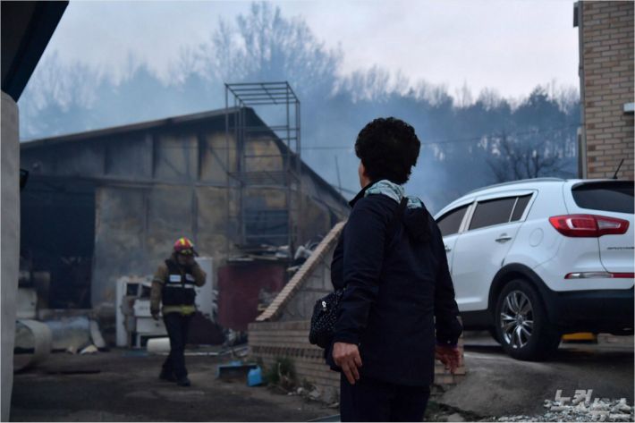 강원 고성에서 발생한 산불이 강풍을 타고 속초까지 번진 5일 강원 속초시 장사동 장천마을에서 주민이 화재 현장을 살펴보고 있다. 박종민기자