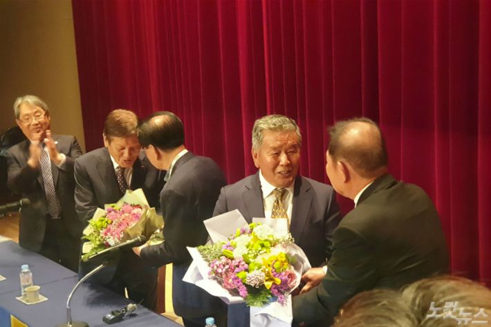 5월 단체 관계자들이 증언대회에 참석한 김용장 전 미군부대 정보원과 허장환 보안대 수사관에게 꽃다발을 전달하고 있다(사진=광주CBS 박요진 기자)