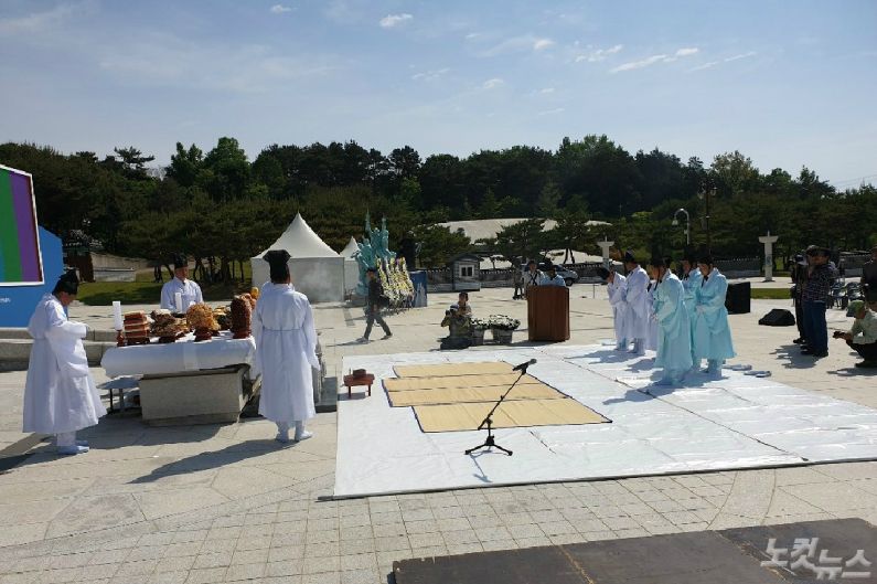 5·18광주민주화운동 39주년 기념식을 하루 앞둔 17일 광주 북구 국립5·18민주묘지에서 5·18민주유공자유족회 주관으로 5·18민중항쟁 제39주년 추모제가 열리고 있다.(사진=조시영 기자)