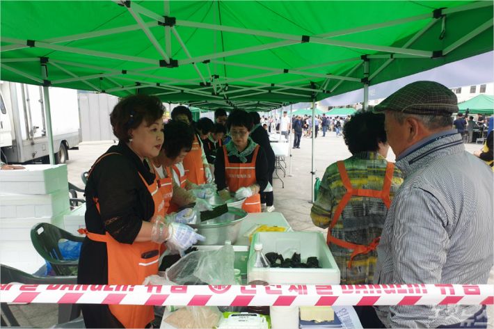 518 39주기를 하루 앞두고 광주 동구 518 민주광장에서 주먹밥 나눔 행사가 진행 중이다(광주CBS 박요진 기자)