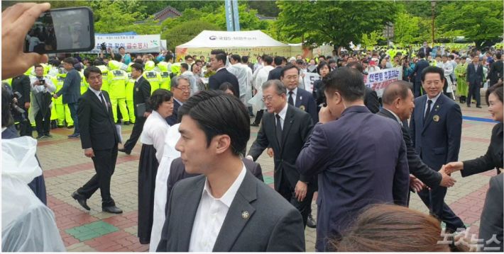 문재인 대통령이 518 민주화운동 39주년 기념식에 참석하기 위해 국립 518 민주묘지에 들어서고 있다(사진=광주CBS 박요진 기자)