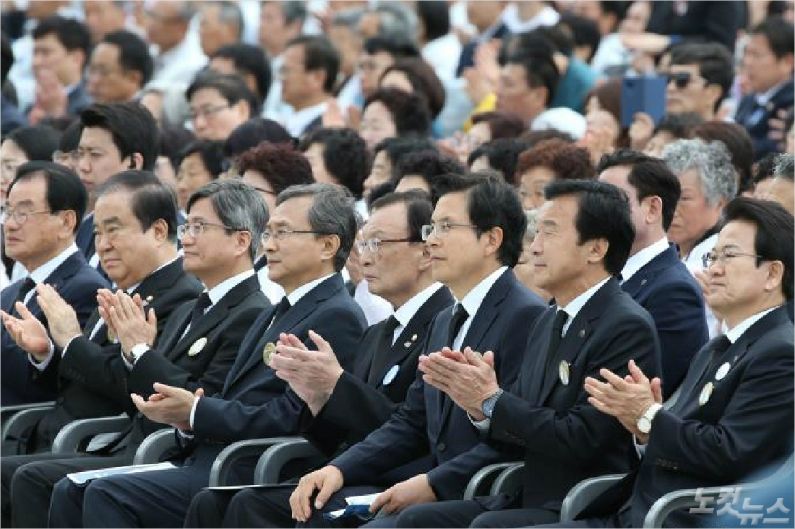 자유한국당 황교안 대표가 18일 오전 광주 북구 국립5·18민주묘지에서 열린 '제39주년 5·18민주화운동 기념식'에서 문재인대통령 연설에 박수 치지 않고 있다.(사진=노컷뉴스 DB)