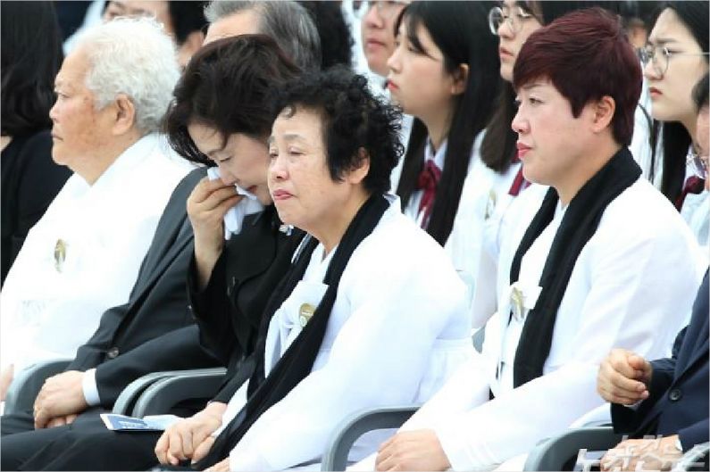 김정숙 여사가 가 18일 오전 광주 북구 국립5·18민주묘지에서 열린 '제39주년 5·18민주화운동 기념식'에서 눈물을 흘리고 있다.(사진=노컷뉴스 DB)