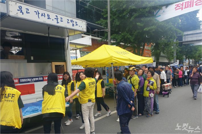 518 민주화운동 39주년 기념일 당일 1980년 5월 광주를 재현하는 주먹밥 나눔 행사가 진행됐다(사진=광주CBS 박요진 기자)