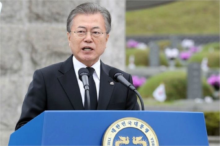 문재인 대통령이 18일 오전 광주 국립 5·18 민주묘지에서 열린 5·18 민주화운동 39주년 기념식에 참석해 기념사를 하고 있다. (사진=연합뉴스)